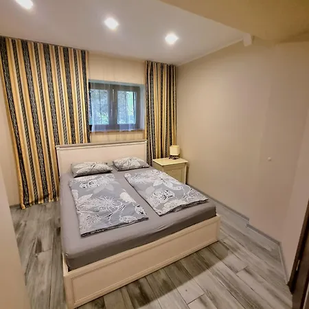 Spacious In The Quiet Center Apartment