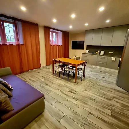 Spacious In The Quiet Center Apartament *