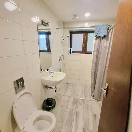 Spacious In The Quiet Center 아파트