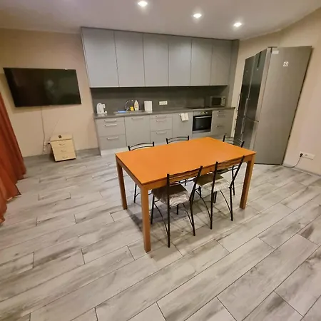 Spacious In The Quiet Center Apartment *